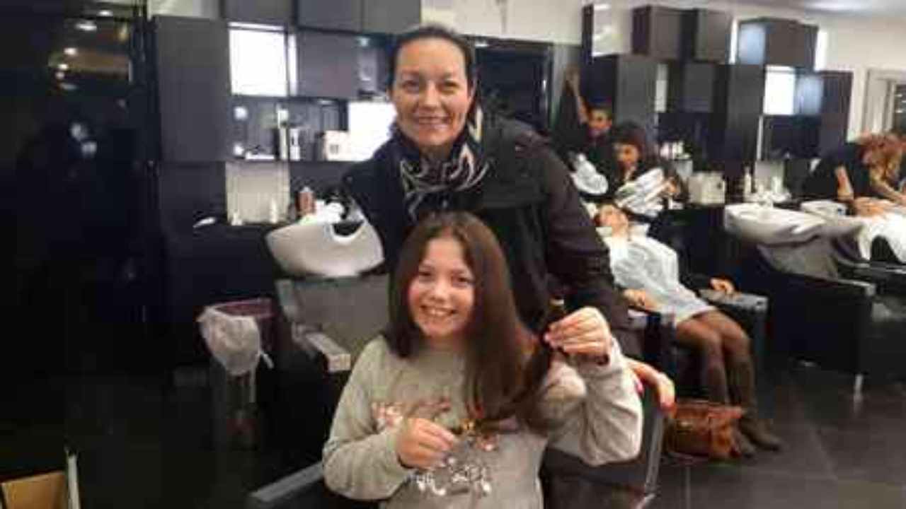 bambina dona i capelli