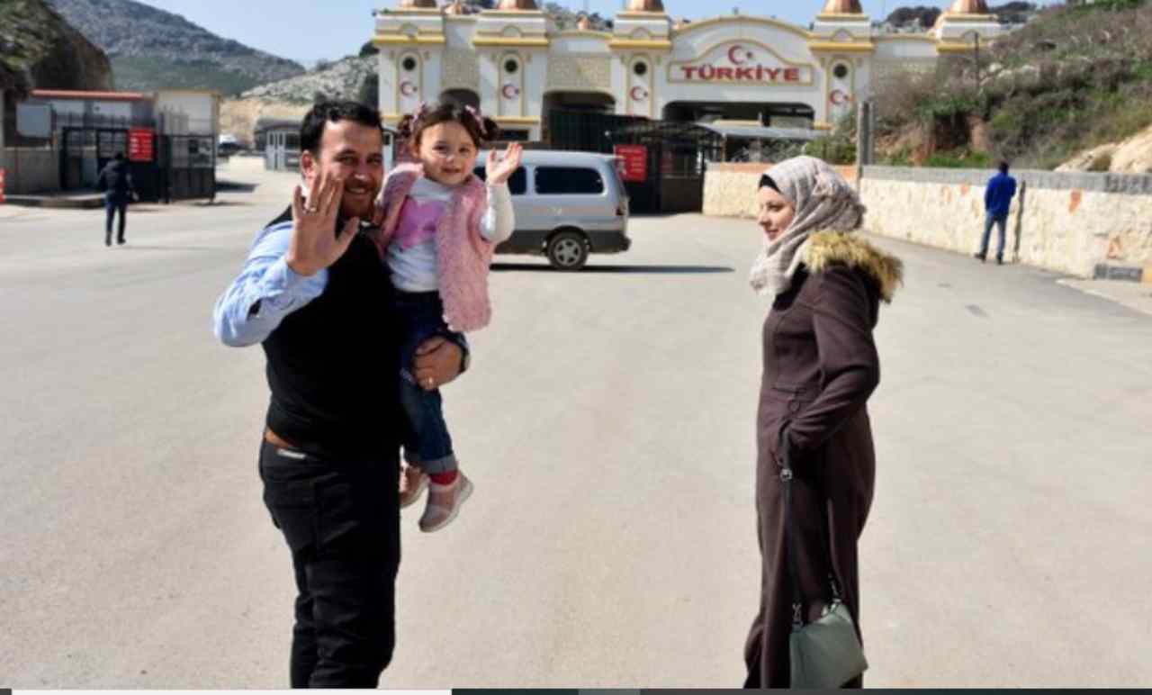 bambina che ride sotto le bombe