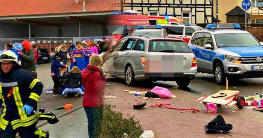 auto contro folla Carnevale