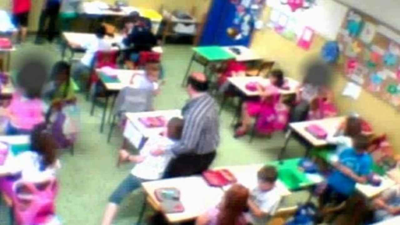 maestro picchiava gli alunni