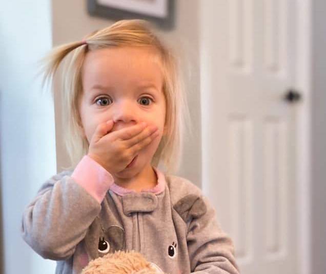 bambina 2 anni peluche