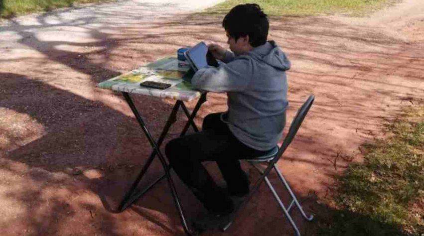 bambino studia fuori casa