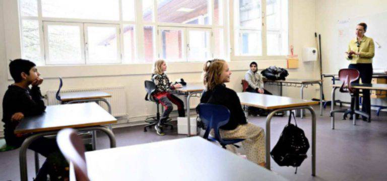 Come funzionano le scuole riaperte in Danimarca e Germania | FOTO