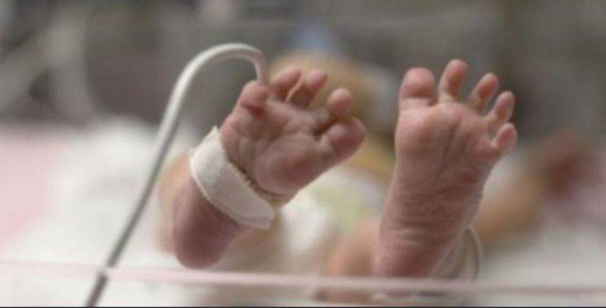 Neonata con cuore e fegato all'esterno del corpo