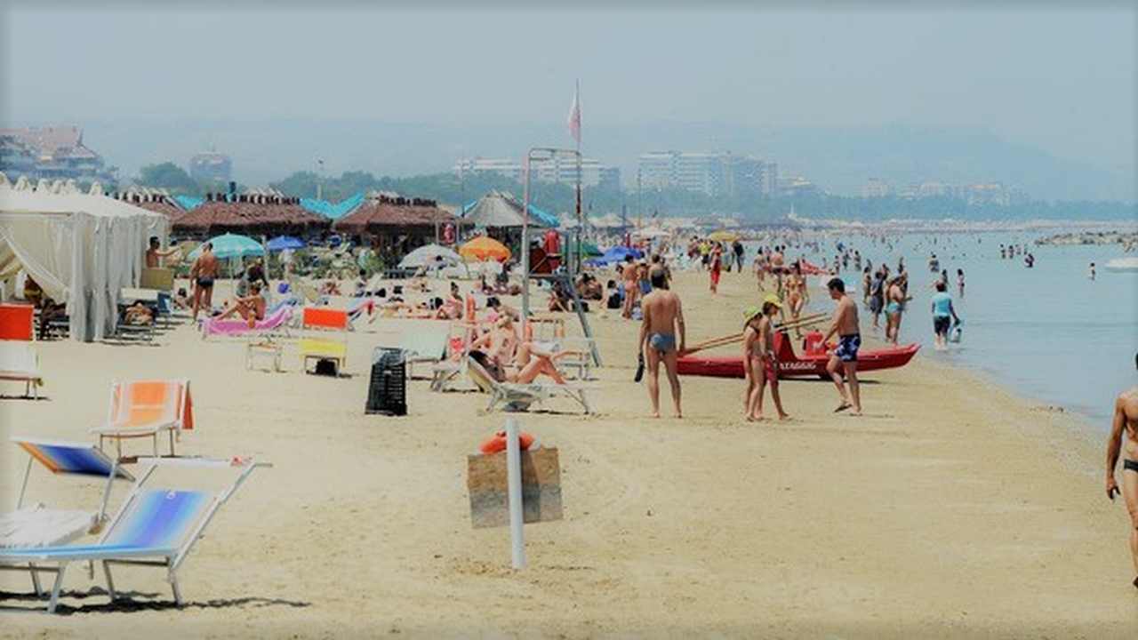 Filmava minorenni in spiaggia