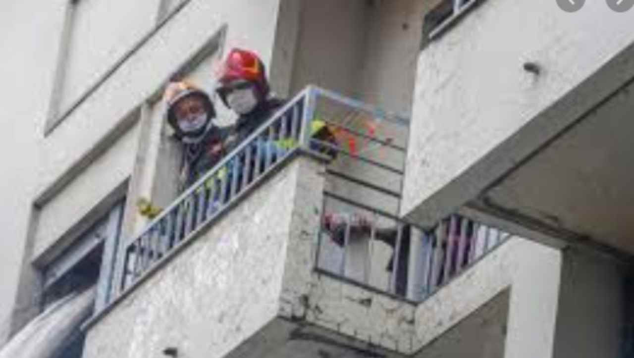 mamma e figlia cadute dal 3 piano