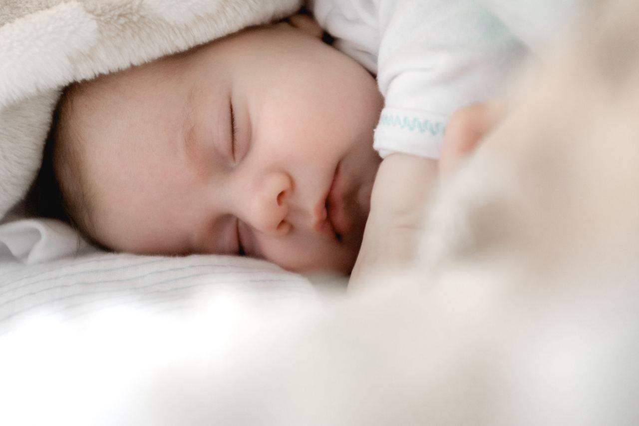 Bambino che dorme (fonte unsplash)