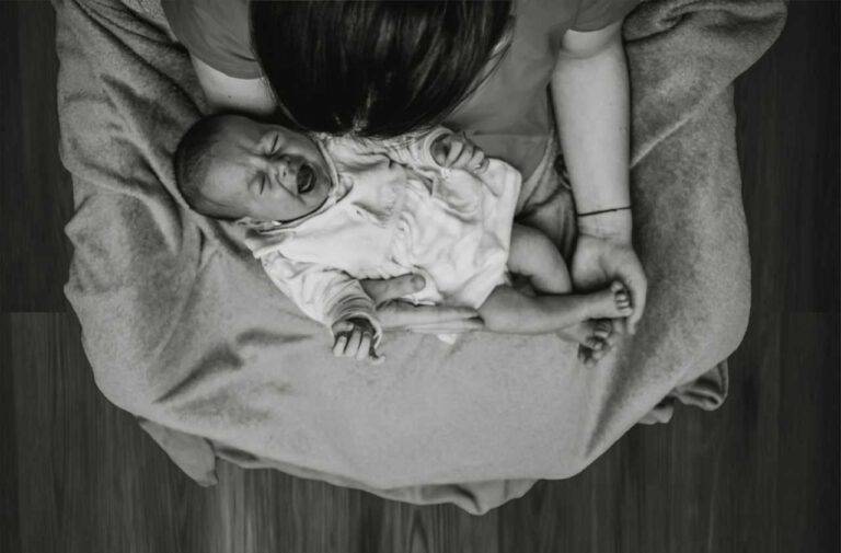 Bambino Che Cerca Contatto Fisico Per Dormire