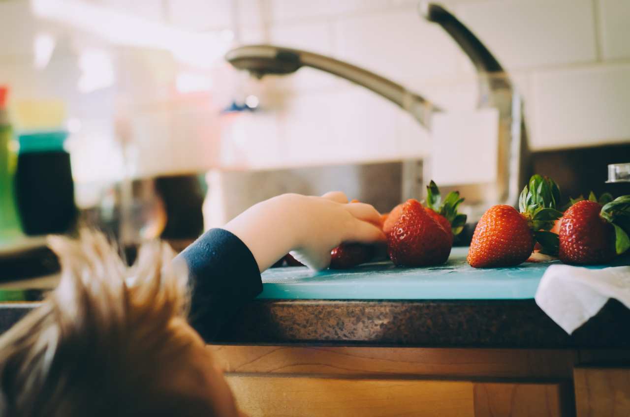 Bambino e cucina (fonte unsplash)