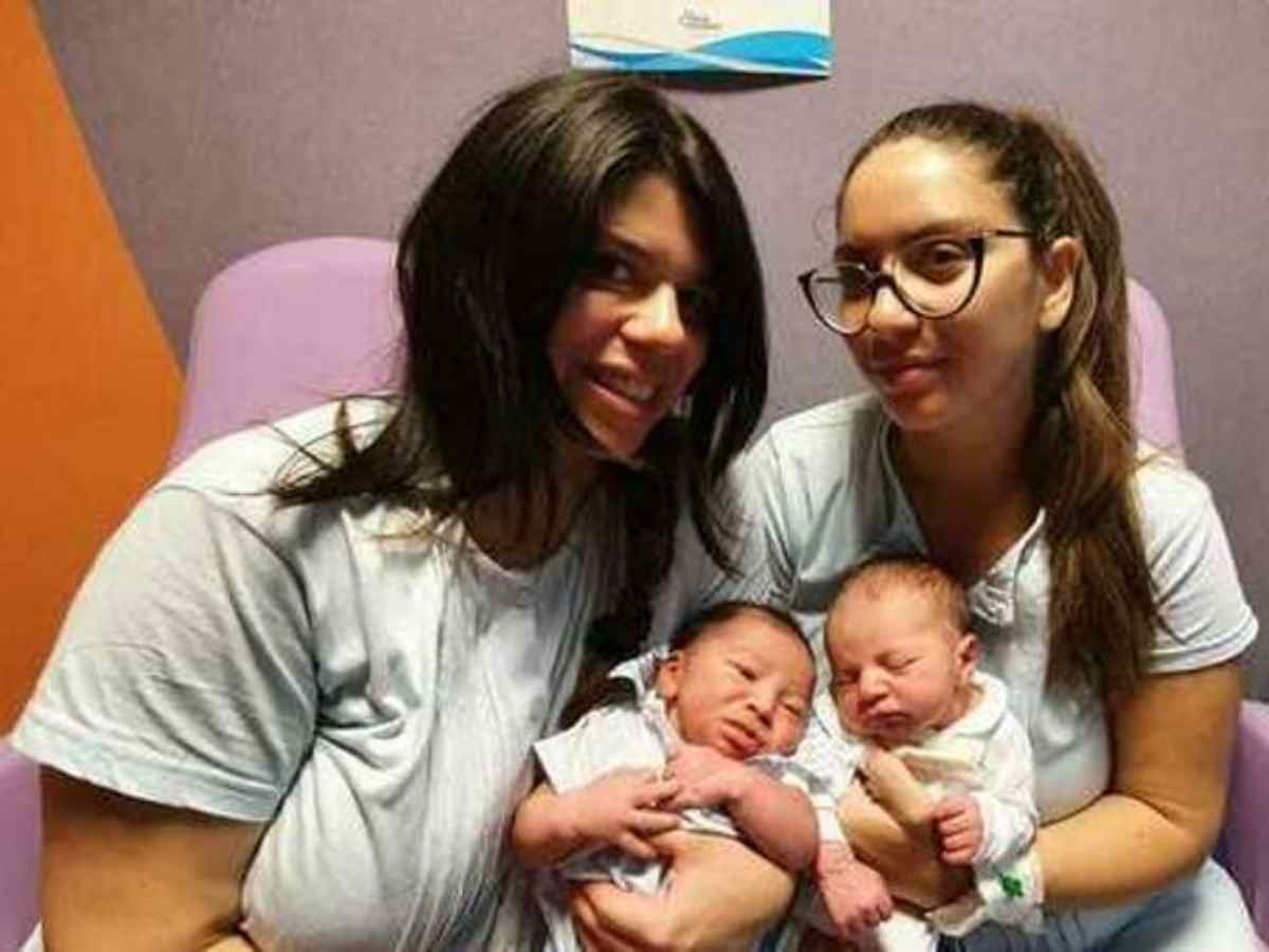 Gemelle partoriscono insieme