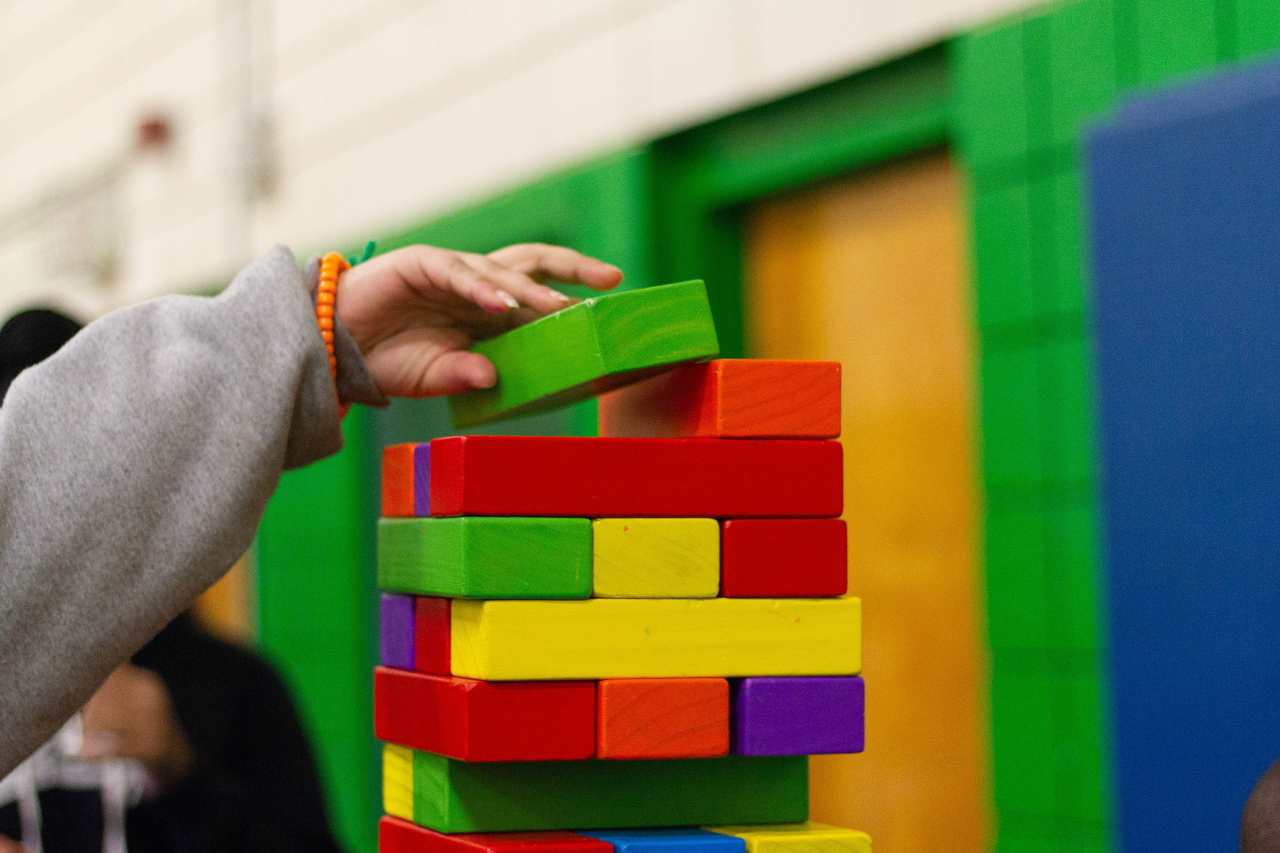 Giochi in legno per bambini (fonte unsplash)