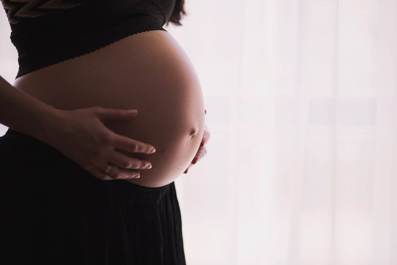 Donna incinta (fonte unsplash)