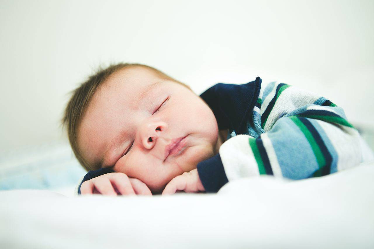 Neonato che dorme (fonte unsplash)