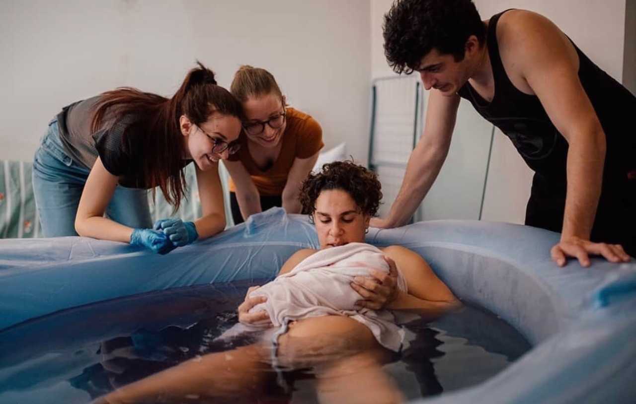 Parto in acqua (fonte Instagram @ostetriche.inanna)