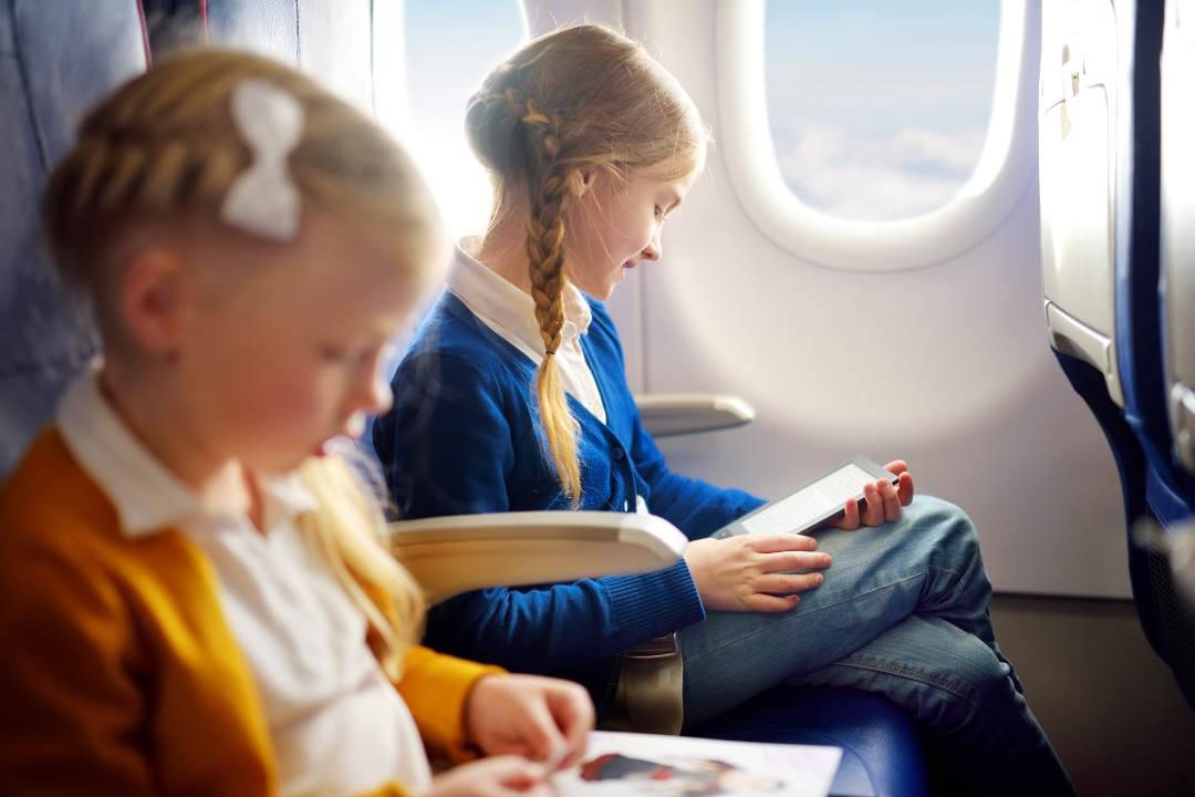 viaggiare in aereo bambini precauzioni