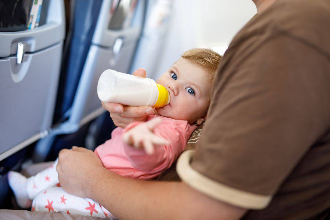 viaggiare in aereo bambini precauzioni