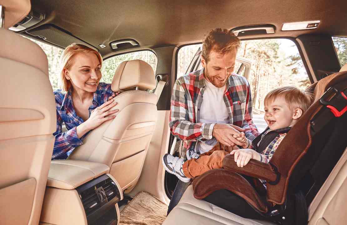 viaggiare in auto coi bambini in sicurezza 