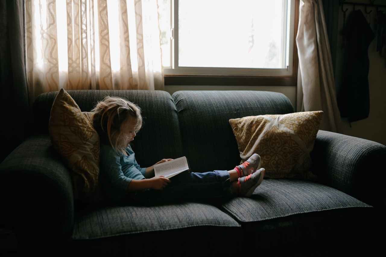 Bambina che legge (fonte unsplash)