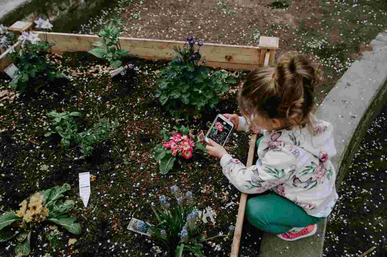 Bambini e giardinaggio (fonte unsplash)