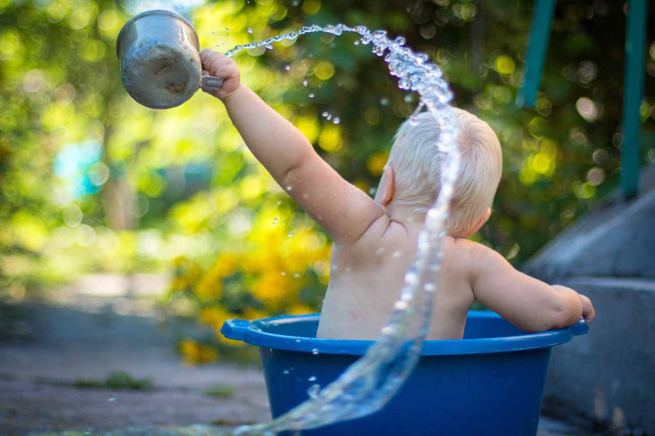 Bambini e piscina (fonte unsplash)