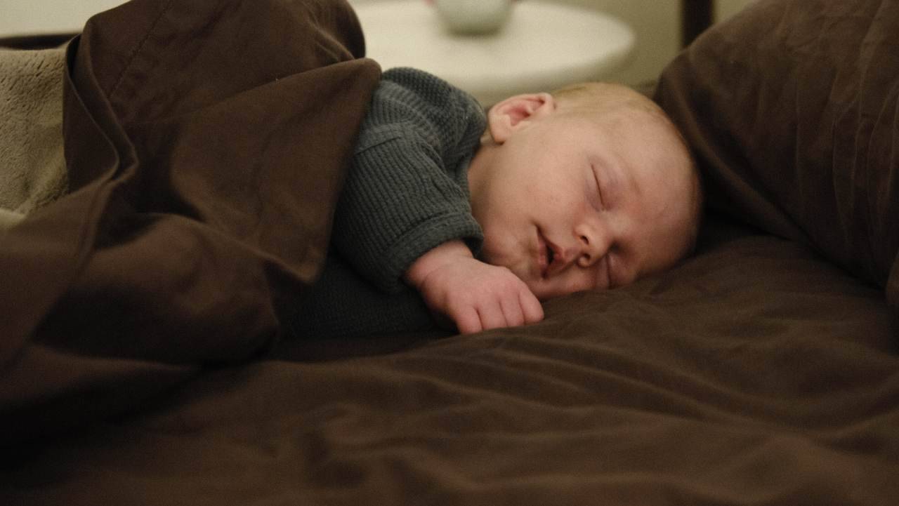 Bambino che dorme (fonte unsplash)