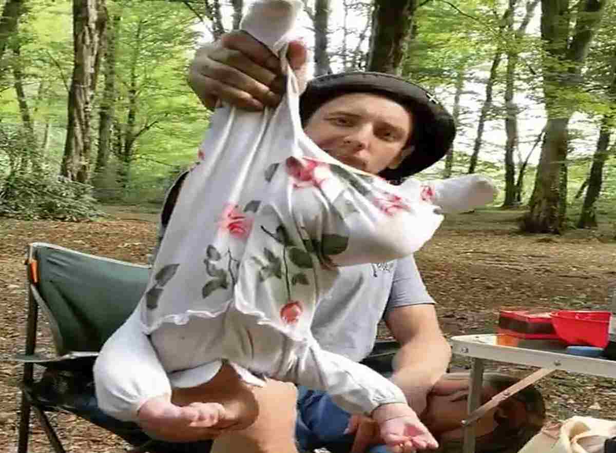 Dondola la figlia a testa in giù