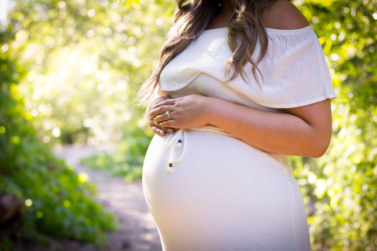 Vestirsi in gravidanza (fonte unsplash)