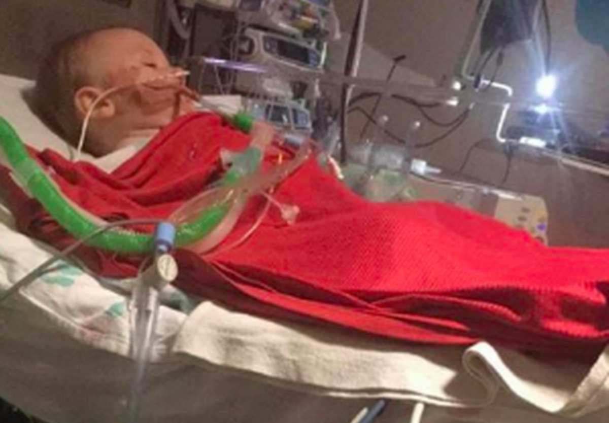 bambino mangia pastiglia di detersivo