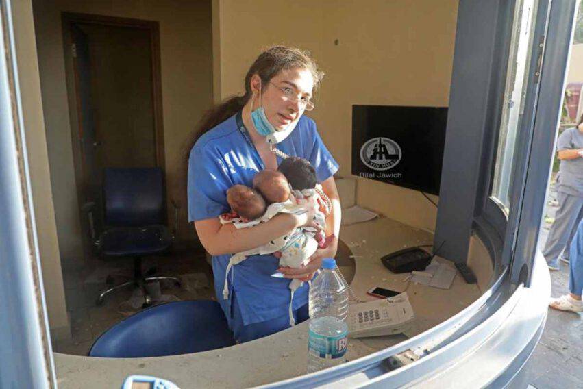 infermiera salva 3 neonati