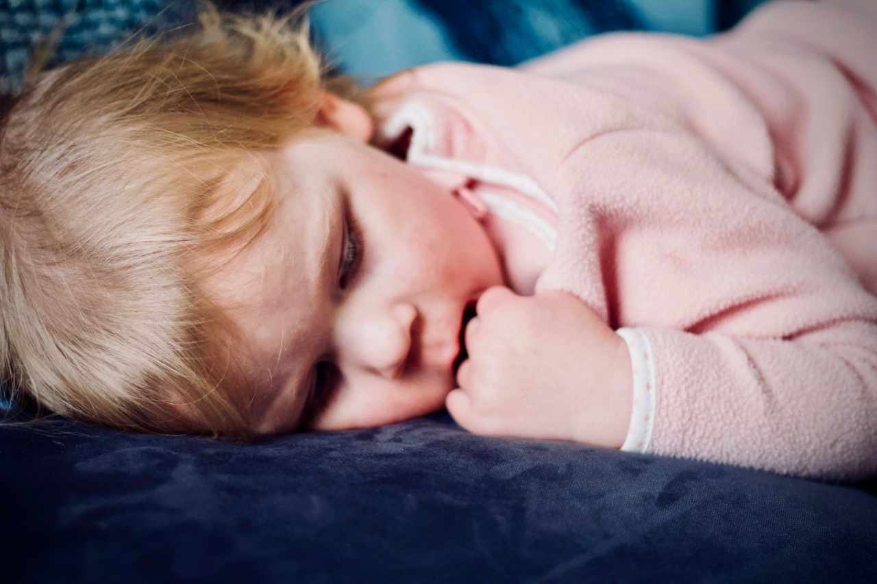 Bambina che dorme (fonte unsplash)