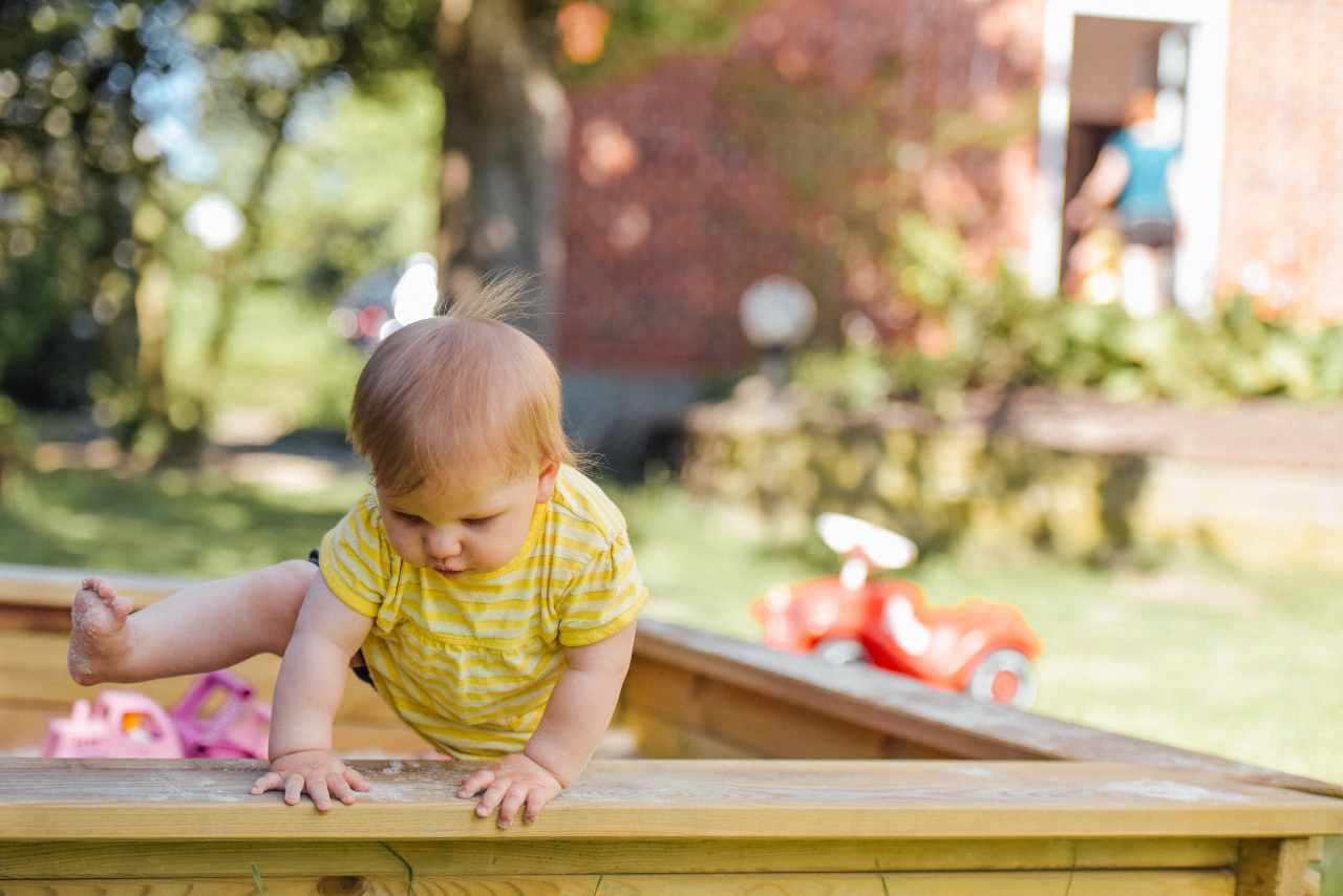 Bambina che scavalca (fonte unsplash)