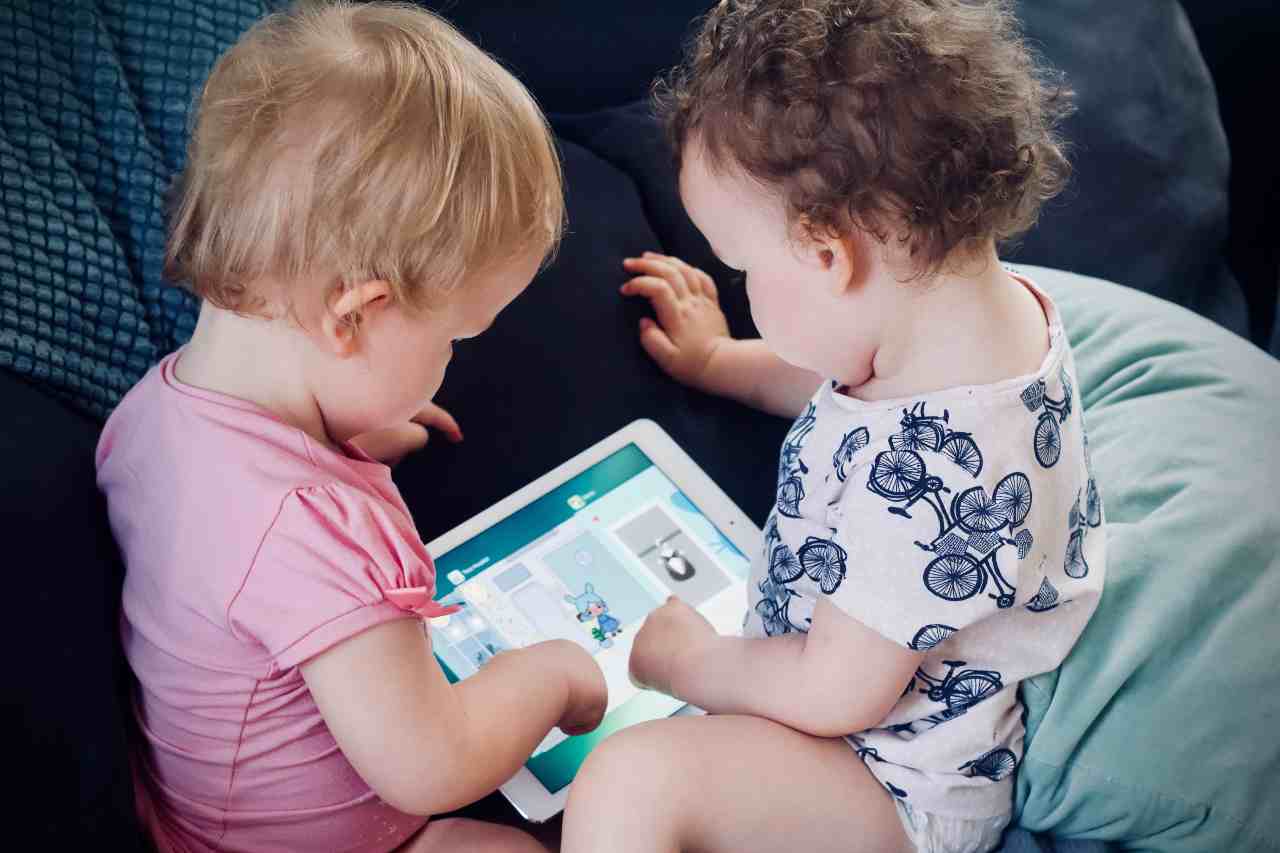 Bambini e tablet (fonte unsplash)