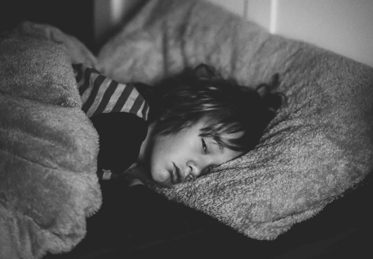 Bambino che dorme (fonte unsplash)