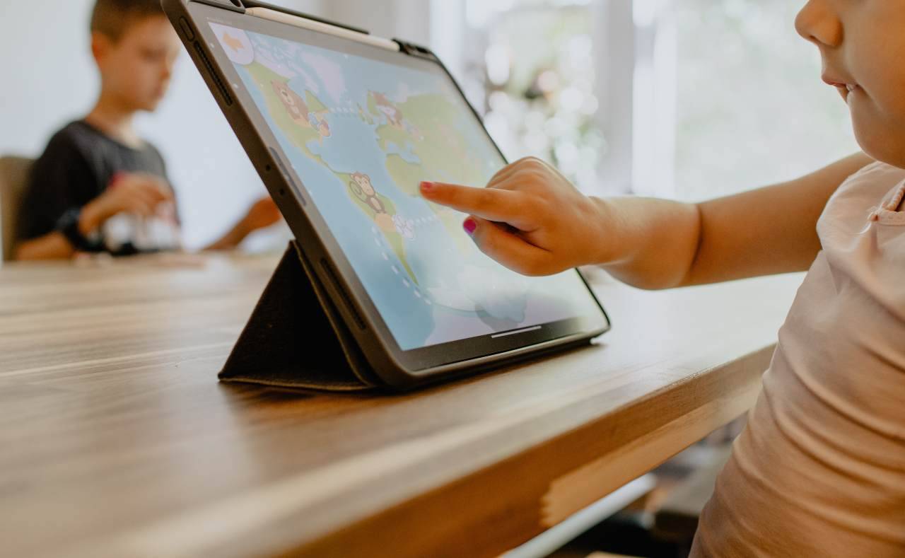 Bambino e tablet (fonte unsplash)