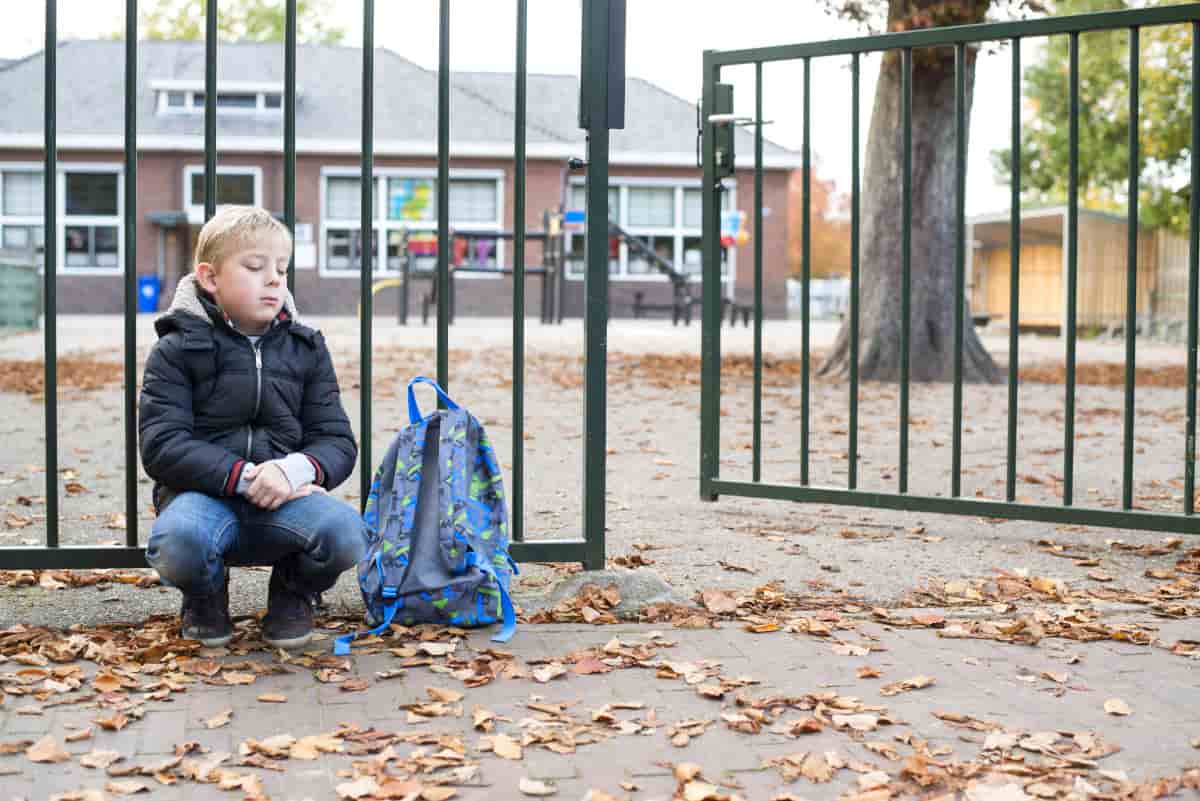 bambino dimenticato a scuola