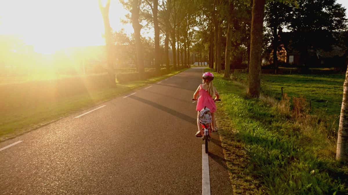 ragazzi in bicicletta codice della strada