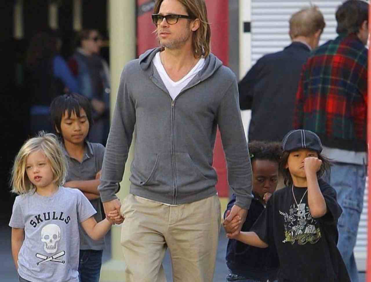 Brad Pitt e figli (fonte Instagram @bradpittofficial)