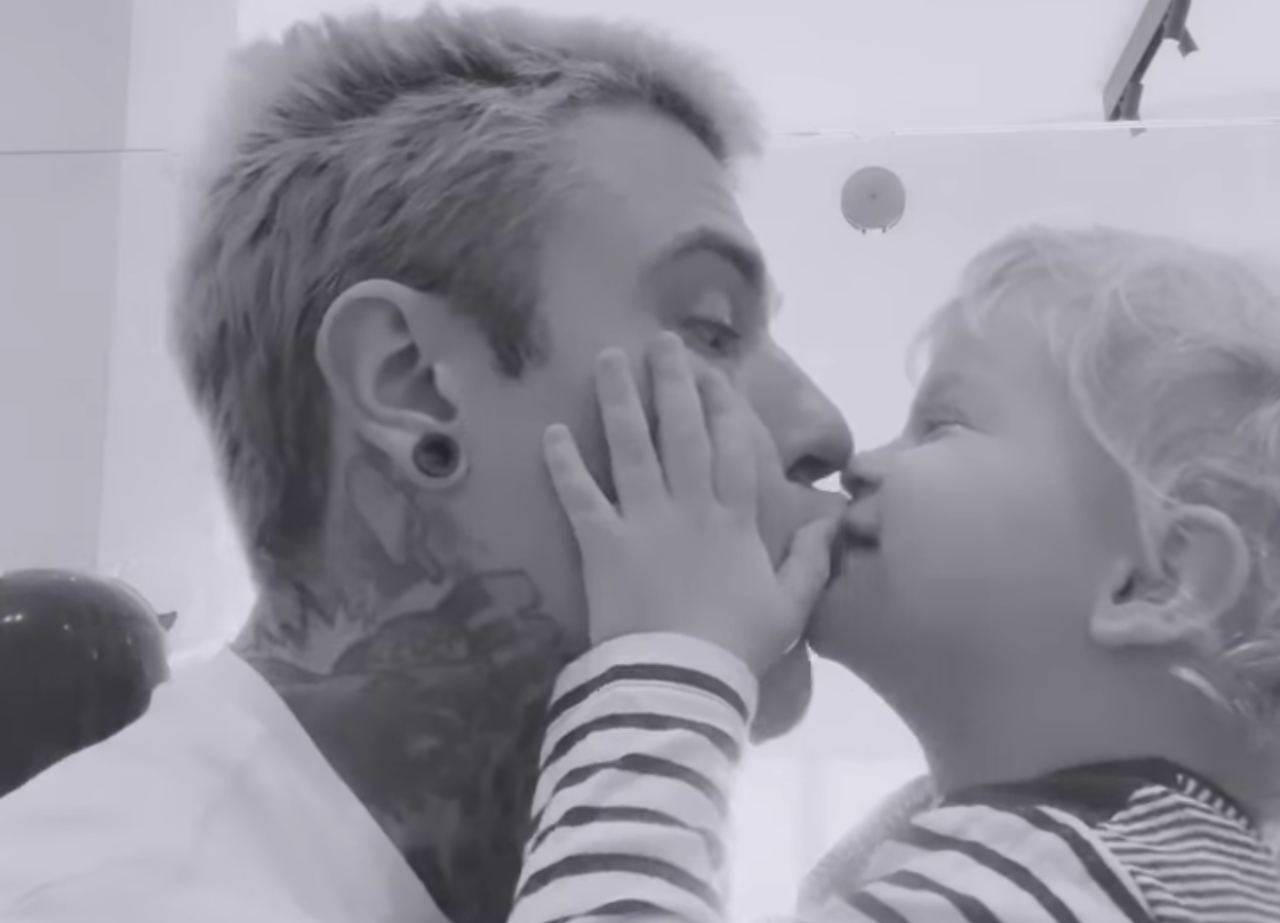 Fedez con il figlio Leone (fonte Instagram @fedez)