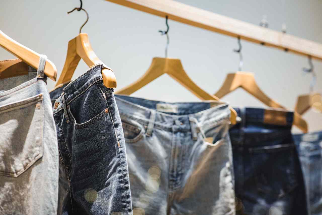 Jeans in gravidanza (fonte unsplash)