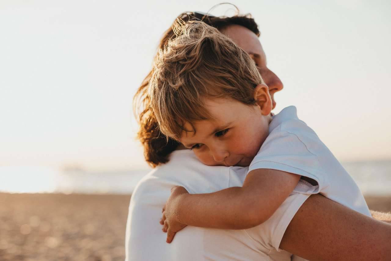 Mamma e figlio (fonte unsplash)