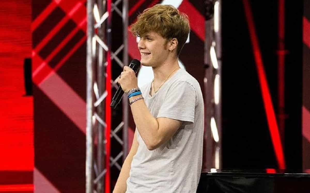 Santi, chi è il cantante degli under uomini di X Factor? Età, carriera e vita privata santi x factor under uomini