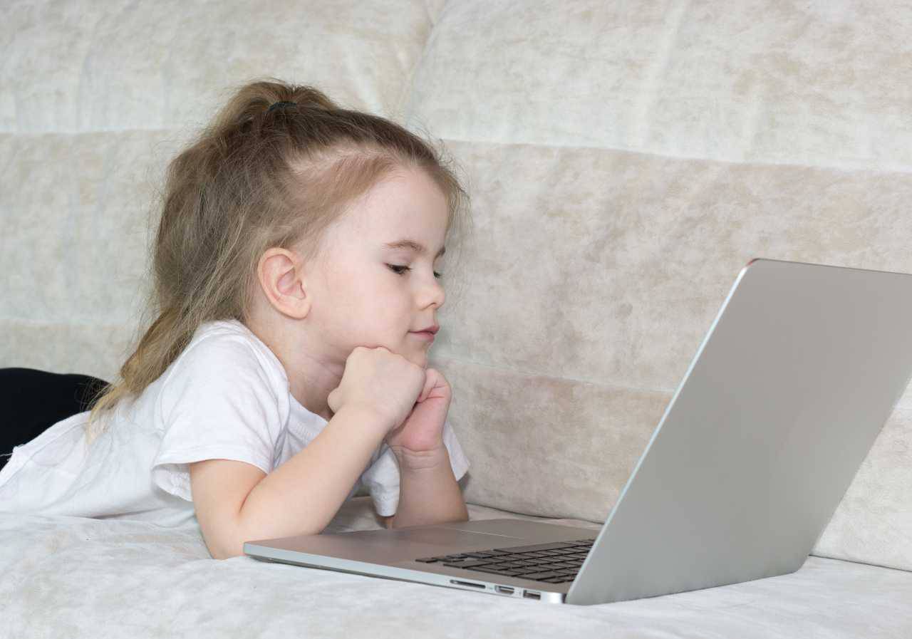 Bambina che guarda la tv (fonte unsplash)