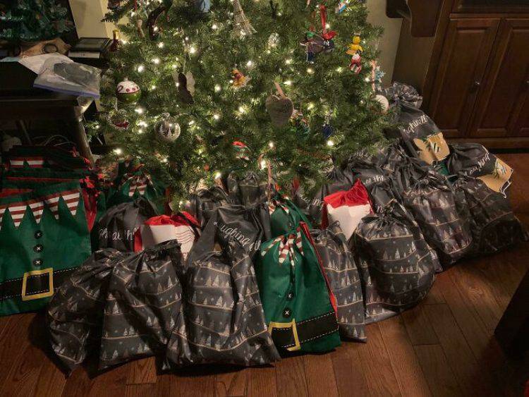 albero di natale con sacchi di regalo