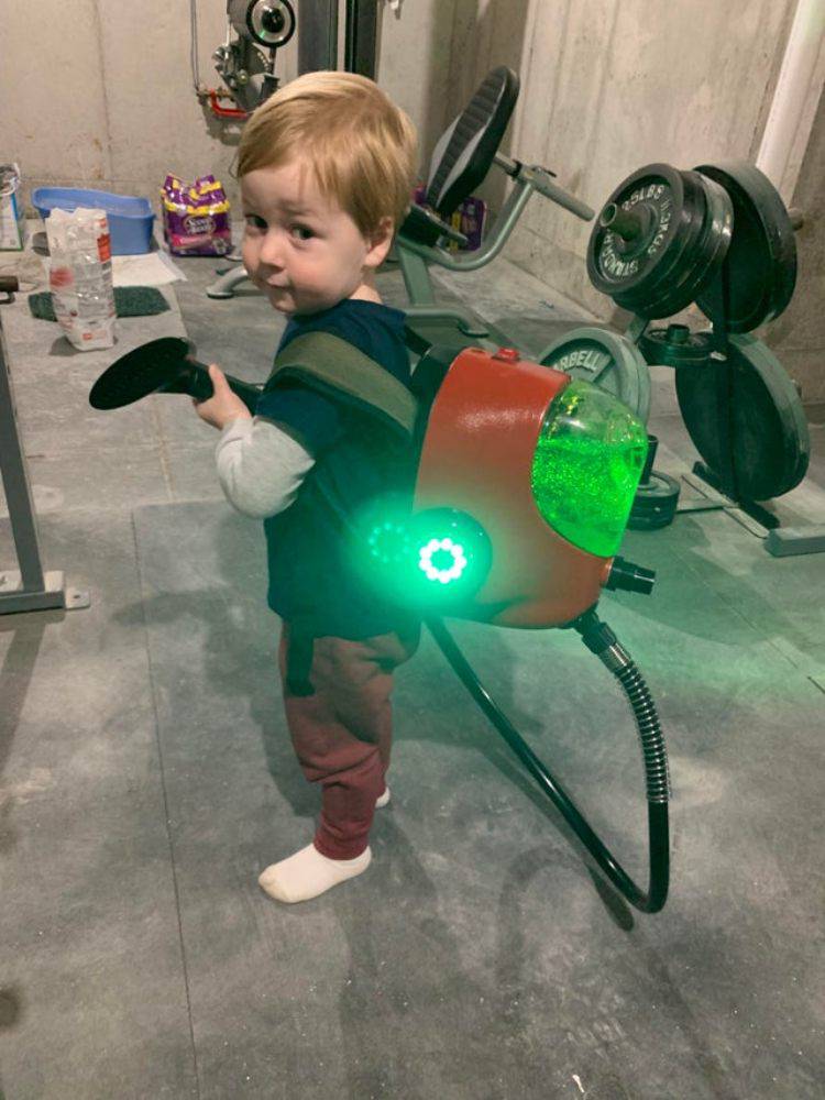 bambino mascherato acchiappafantasmi