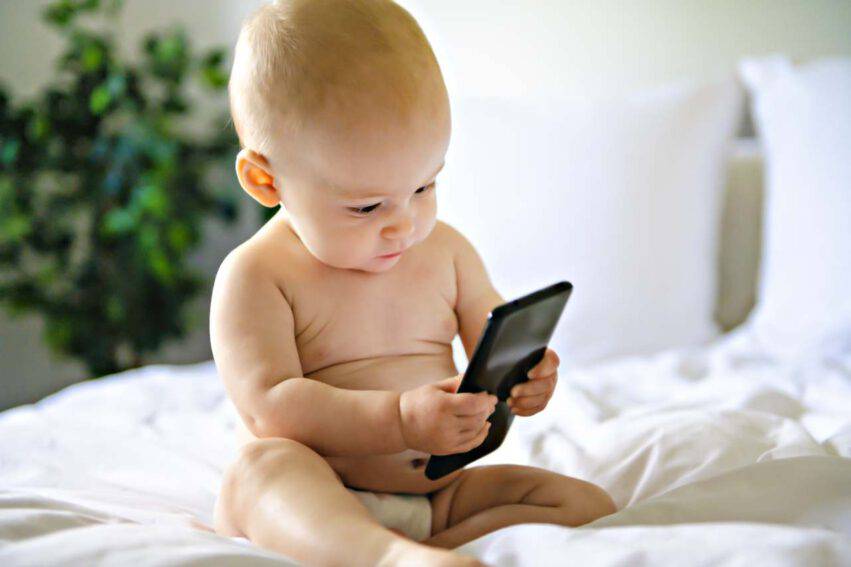 bambino guarda smartphone