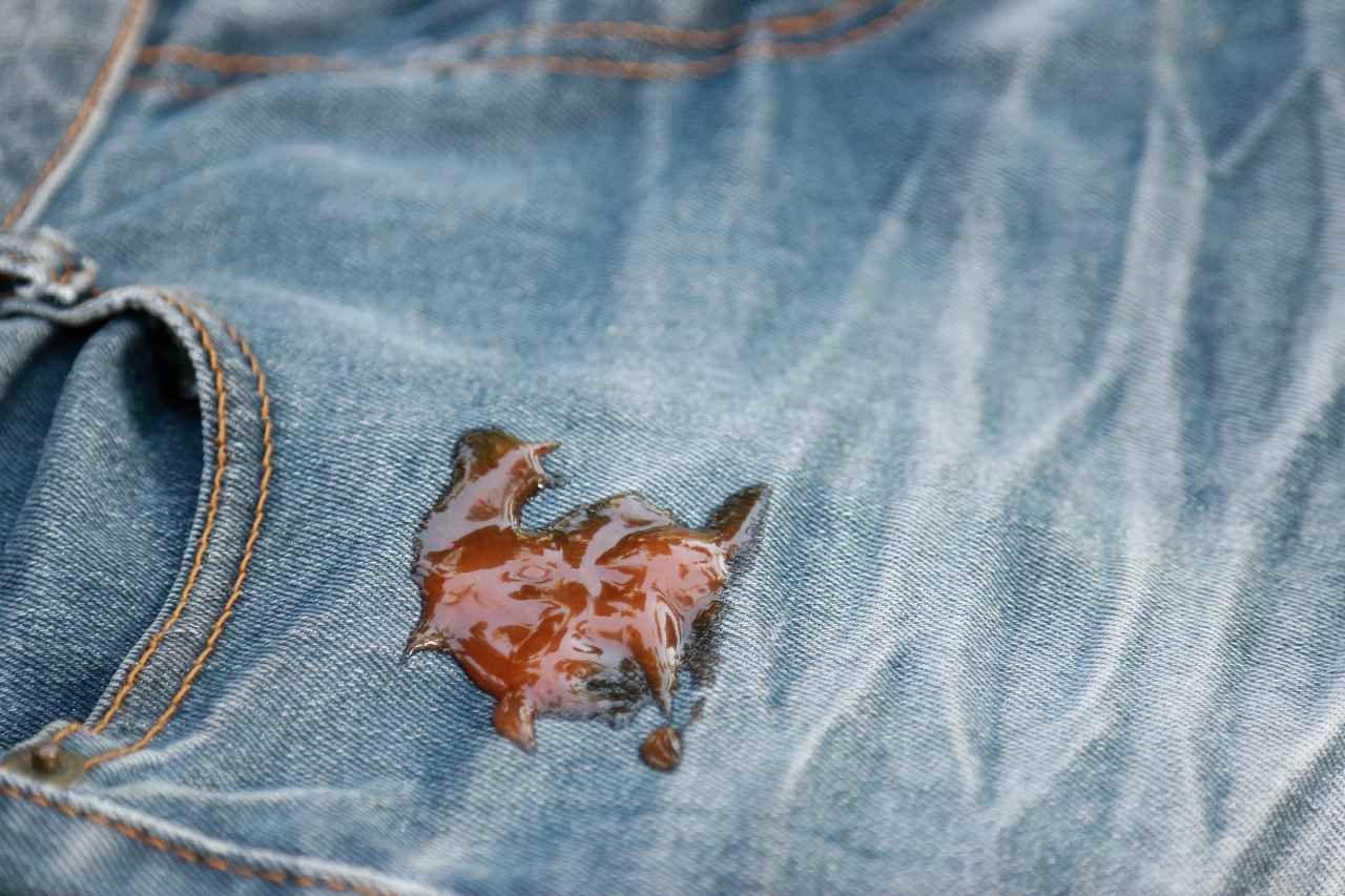 macchia di olio sui jeans
