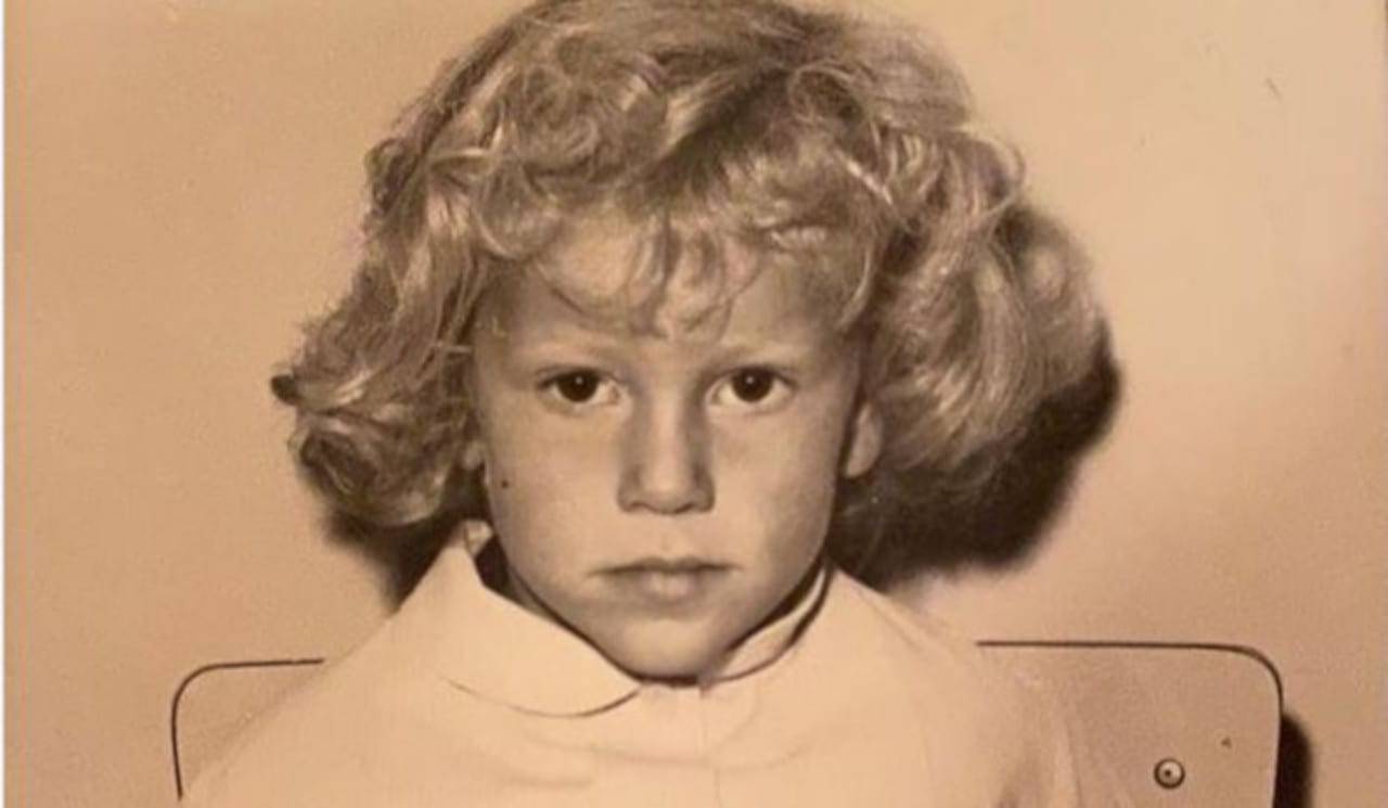"Riconosci la bambina nella foto? È una famosa presentatrice" riconosci bambina foto