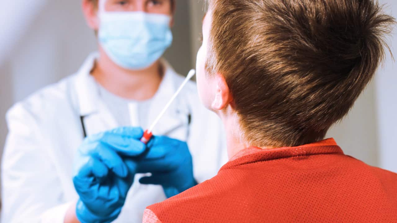 Covid: la carica virale di ragazzi e anziani è diversa covid carica virale ragazzi anziani