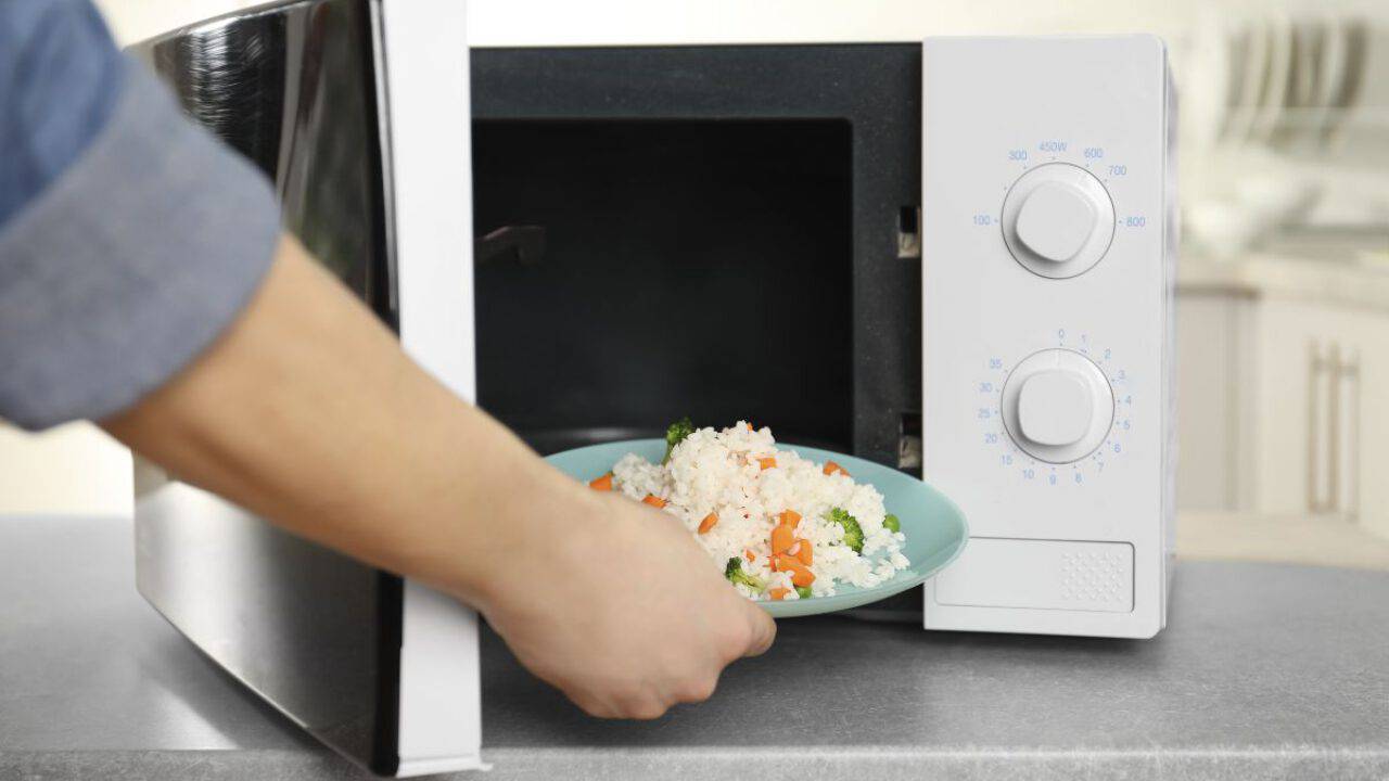 Il forno a microonde, sì o no? Le risposte degli esperti ai dubbi