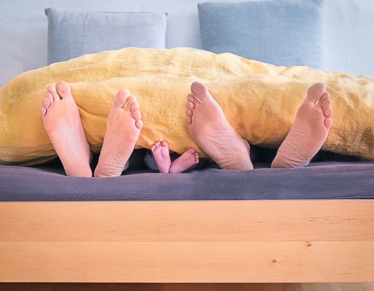 piedi di mamma e papà e bambino